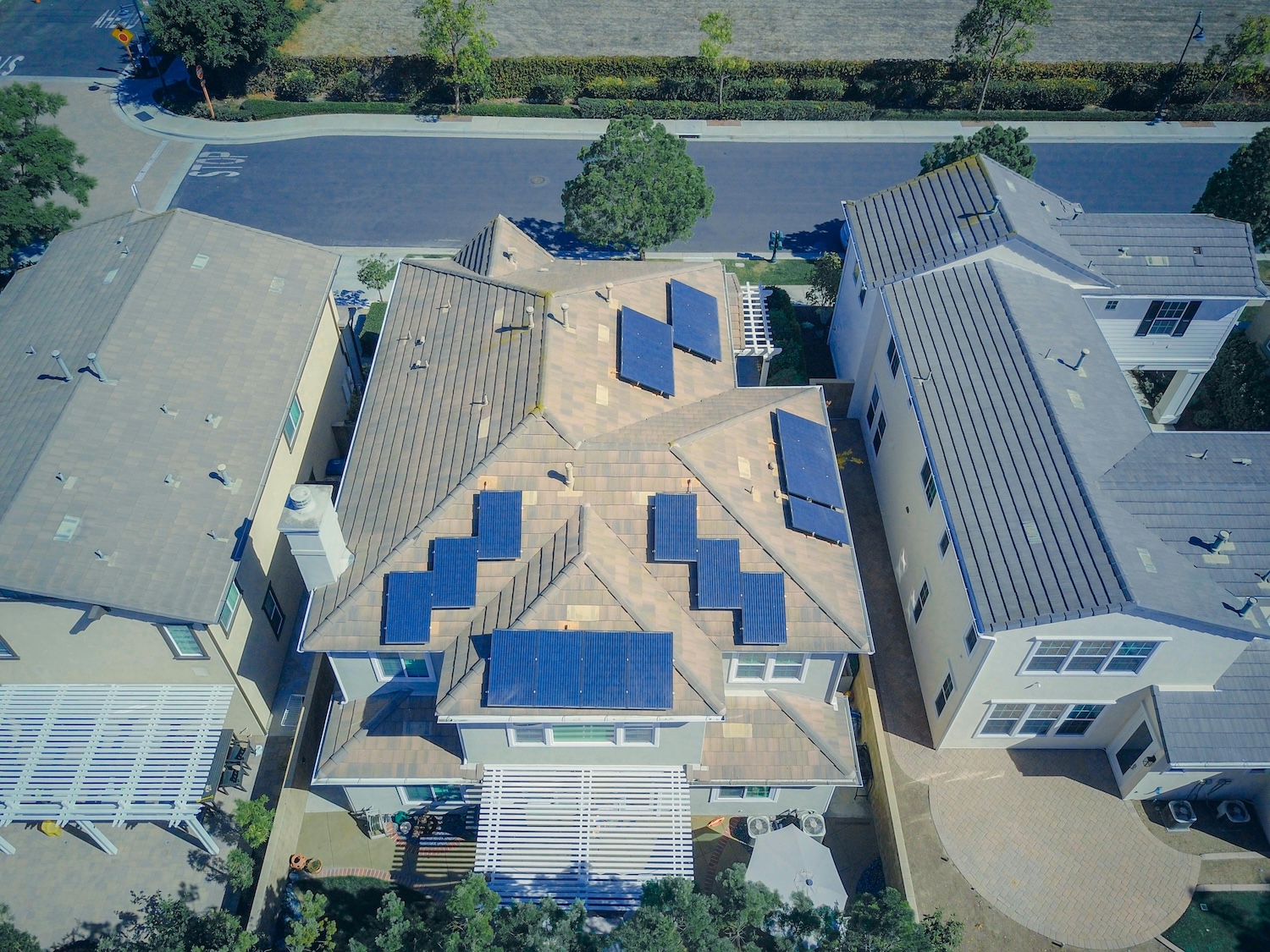Buying a Home With Solar Panels? Here’s What to Ask First<br />
